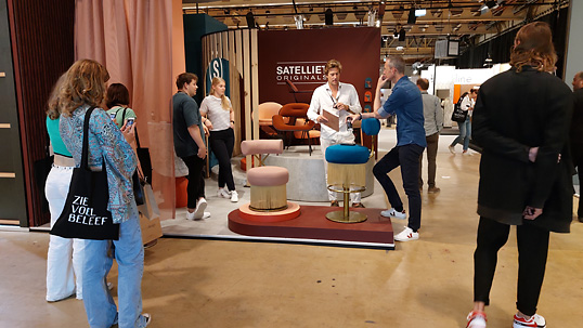 Doorkijkje bij Satelliet