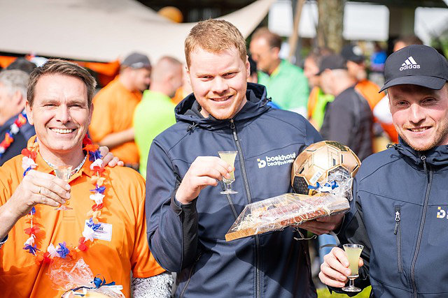 Gewonnen met klootschieten Hovek en Boek hout bedrijfsvloeren