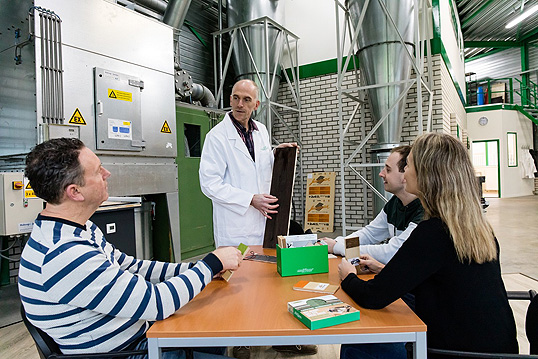 Frank Vousten te midden van team Unifloor