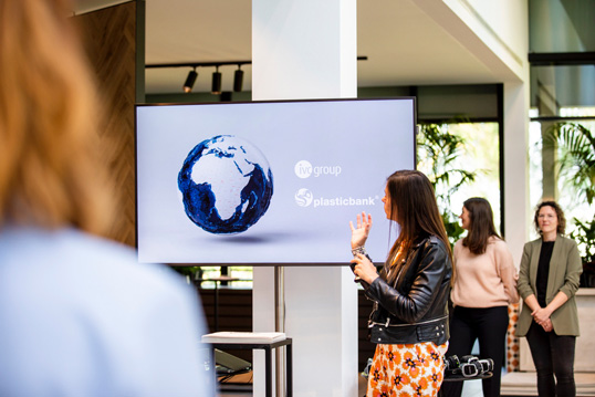 De geïntegreerde textiel ondervloer van Texmark is gemaakt van honderd procent gerecycleerde materialen, waaronder Social Plastic van Plastic Bank. De geïntegreerde textiel ondervloer