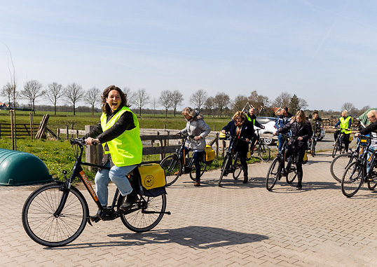Deelnemers U GROW op de fiets, met vooraan Annette Schumer, manager duurzaamheid bij Uzin Utz. Deelnemers U GROW