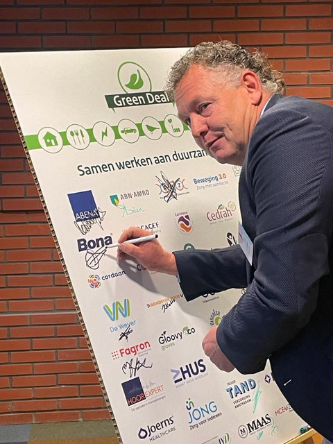 Eric Tersteeg ondertekent namens Bona Green Deal Duurzame Zorg 3