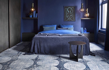 Kleur ‘Heelal’ uit de collectie Desso & Ex Nature toegepast in de slaapkamer. De toon-op-toon blauwtinten doen volgens de leverancier denken aan kleuren van de lucht, wolken en het heelal. Heelal DessoTarkett