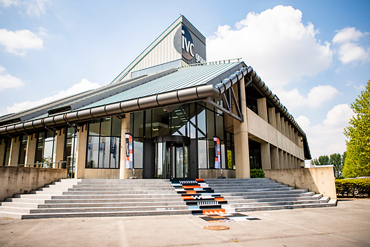 Het Flooring Development Centre van IVC getooid in de ‘kleuren’ van de Flanders Flooring Days. Het Flooring Development Centre van IVC