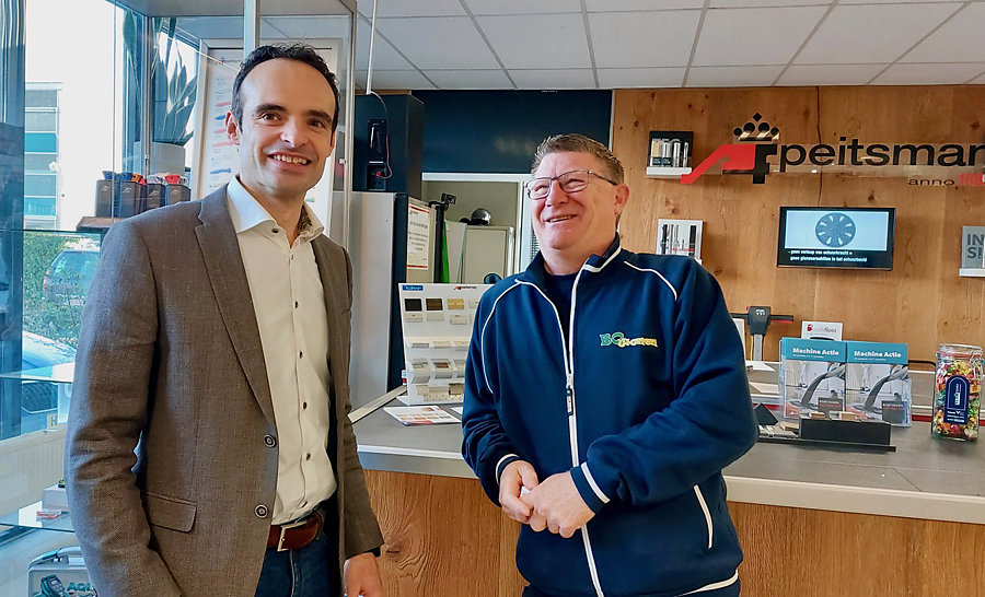 Francisco Serrato Sales Manager Peitsman links met klant