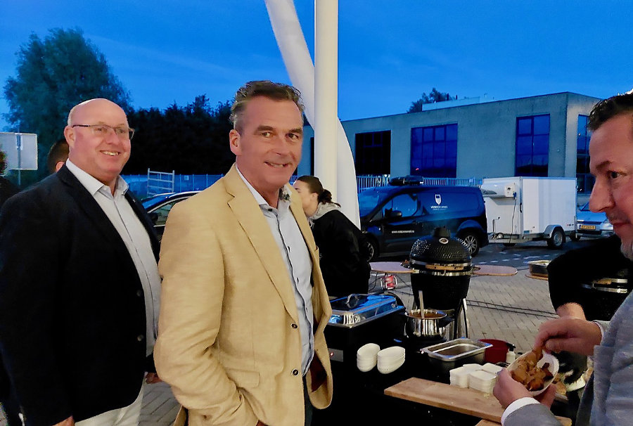 Aanschuiven bij het buffet met links Raymond van Harmelen Bona en Silvo Extercate voorheen UZIN en sindskort werkzaam voor Lofec