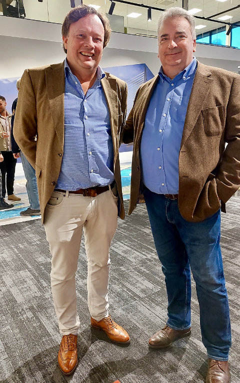 Veel branchegenoten uit binnen en buitenland kwamen een kijkje nemen zoals Richard Bosveld directeur Estillon met rechts naast hem John Cooper CEO Interfloor