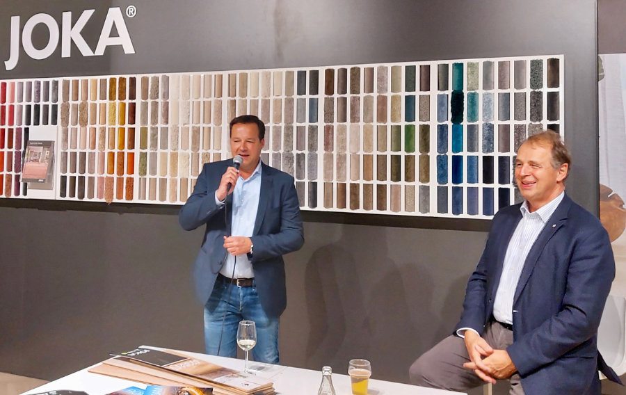 zowel Frank ter Beke links als Jörg Jordan bedankten de medewerkers voor al hun inzet die de realisatie van deze showroom mogelijk heeft gemaakt