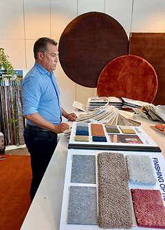Peter Willems toont de producten van Belysse