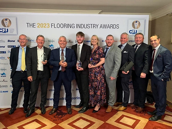 Team F. Ball met derde van links Sales Director Darren Kenyon neemt trots de prijzen in ontvangst