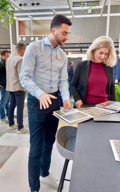 Wikke Meyer van Interface geeft een belangstellende uitleg over alle ins and outs van de meest recente collectiesjpg