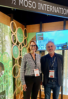 Moso uit Zwaag laat zich graag zien op een beurs die een thema als Healthy Materials uit wil dragen met Bregina Broersma en Rolf Bakker