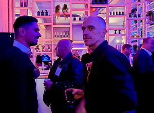 Danny Benschop (Links), operationeel directeur PPC in een onderhoudend gesprek met Frank Vousten, productmanager Unifloor. Danny Benschop links met Frank Vousten