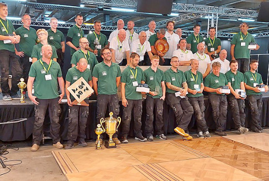 Deelnemers en prijswinnaars van het NK Parketleggen met vooraan derde van links de kersverse Nederlands Kampioen Parketleggen Jeroen Brands