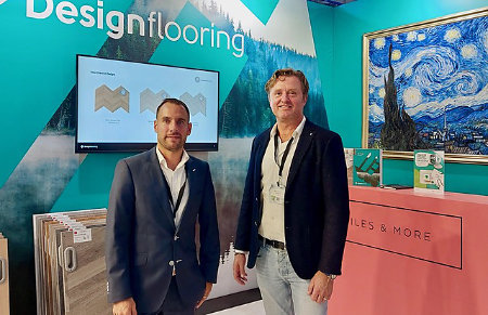 Pascal Versluis (links) en Bob Looijschelder van Textiles & More (T&M) met Designflooring.