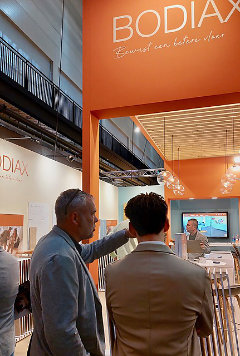 Zakendoen op de sfeervolle Bodiax stand Heditex met links Jasper Ringelberg