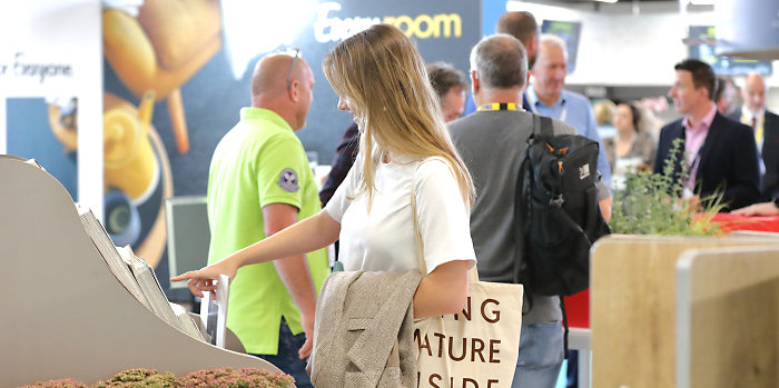 Bezoekers kregen de kans om talloze vloerstalen te bekijken, met een breed spectrum aan kleuren, texturen, materialen en ontwerpen.(Foto: The Flooring show) Bezoekers kregen de kans om talloze vloerstalen te bekijken met een breed spectrum aan kleuren texturen materialen en ontwerpenjpg