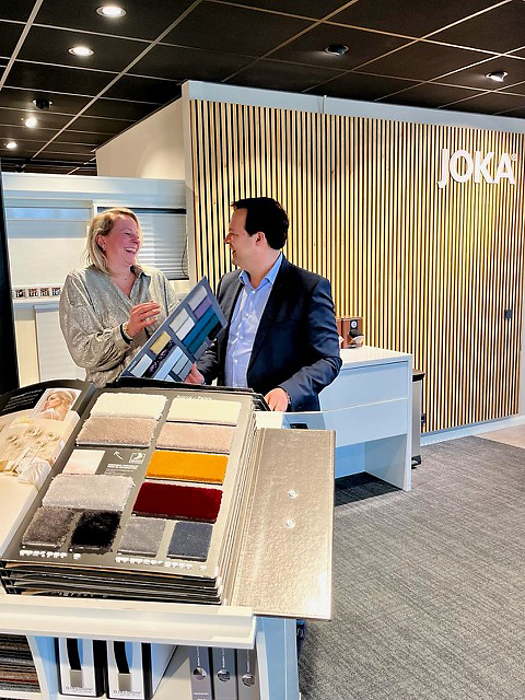 Charon ten Vergert vestigingsmanager Hengelo en Frank ter Beke nemen de collectie doorjpg