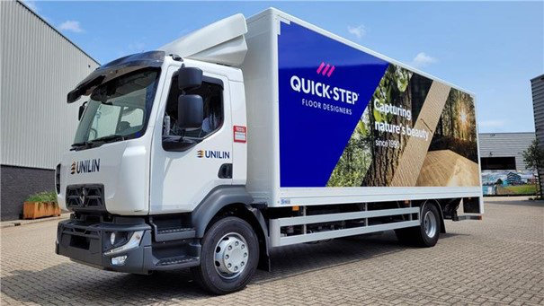 De eerste vrachtauto’s zijn al aangepast aan de nieuwe huisstijl, de rest zal gefaseerd volgen.