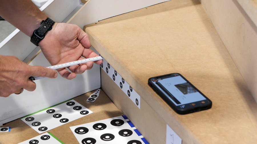 Door gebruik te maken van een set markers en een smartphone, kan een trap met een nauwkeurigheid van minder dan 1 millimeter worden ingemeten. (Foto: PPC) Door gebruik te maken van een set markers en een smartphone kan een trap met een nauwkeurigheid van minder dan 1 millimeter worden ingemeten