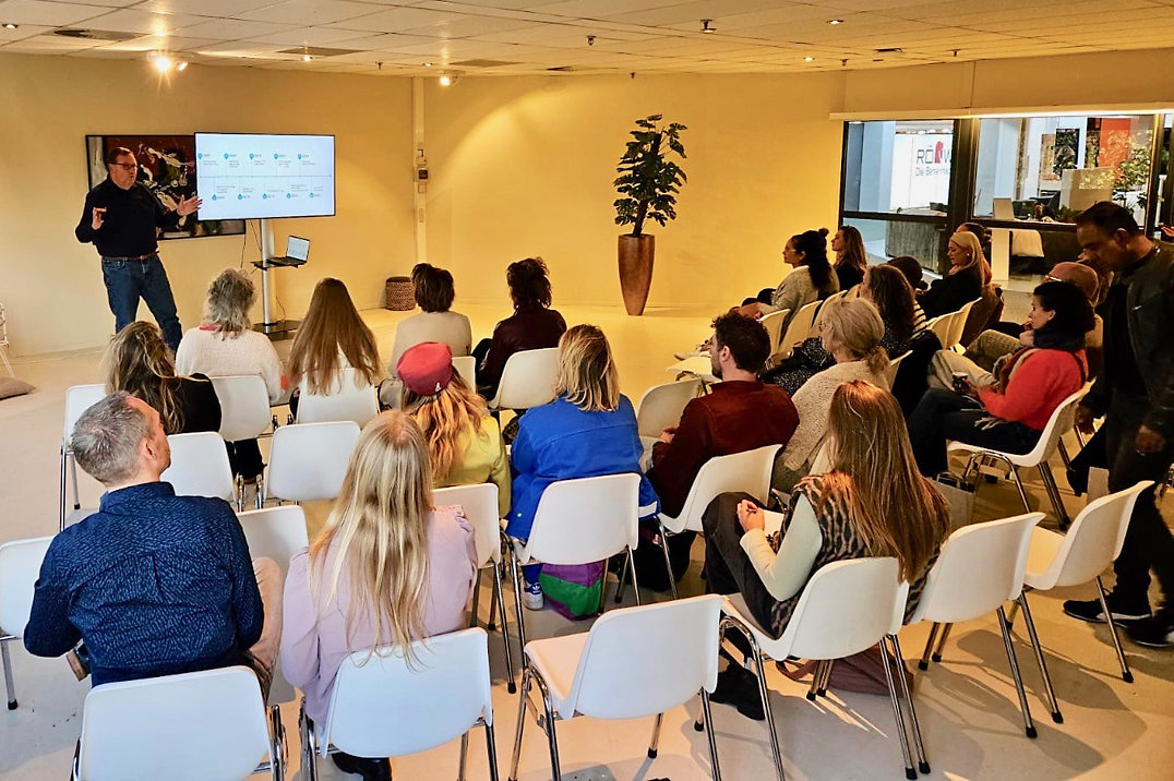 Een bevlogen Theo van Elk vertelt de toehoorders hoe Mflor zich heeft ontwikkeld van productgericht naar productbelevingjpg