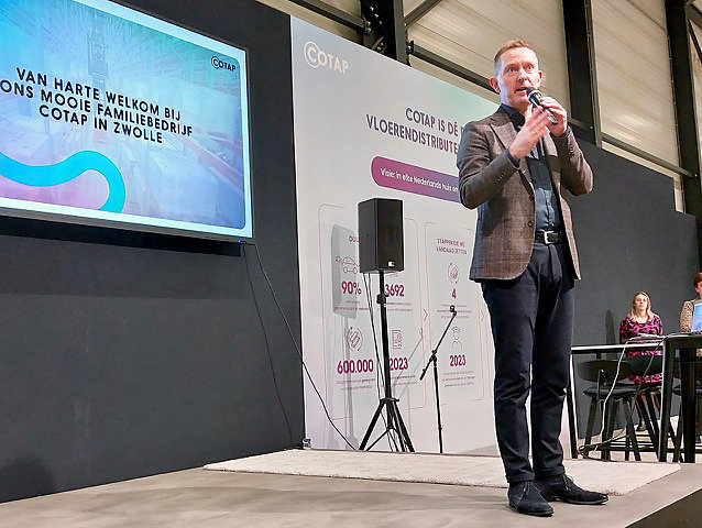 Gastheer Klaas Bakker heet iedereen van harte welkom in het familiebedrijf Cotap