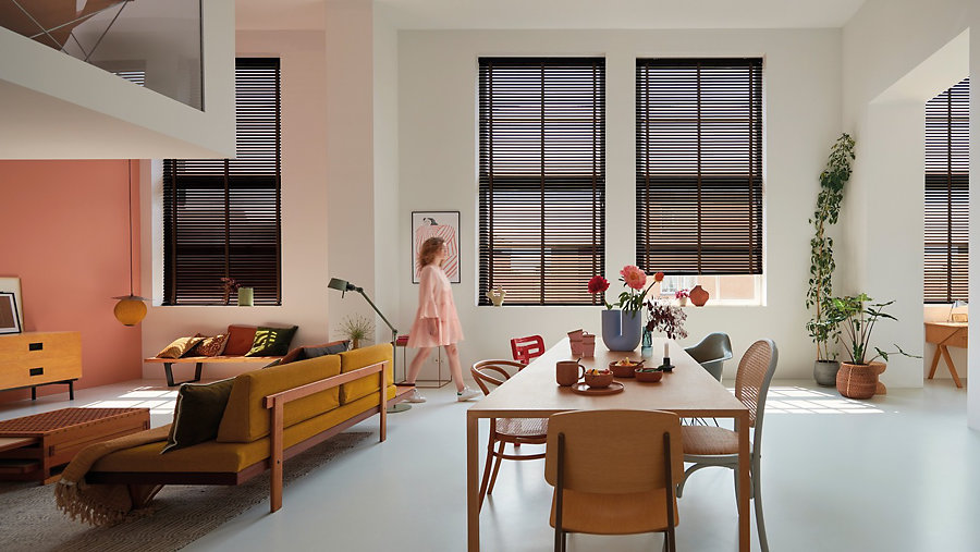 Horizontale jaloezieen Multisol bruin eetkamer woonkamer mens liggend 2 LR