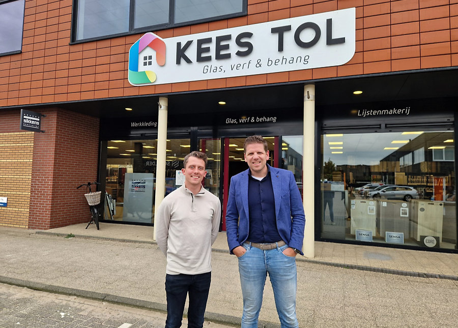 Het Volendamse Keel Tol Verf en Behang heeft zich aangesloten bij de Thuisin-formule. Jan de Wit eigenaar Thuisin Kees Tol Kees Verhoek formulemanager Thuisin
