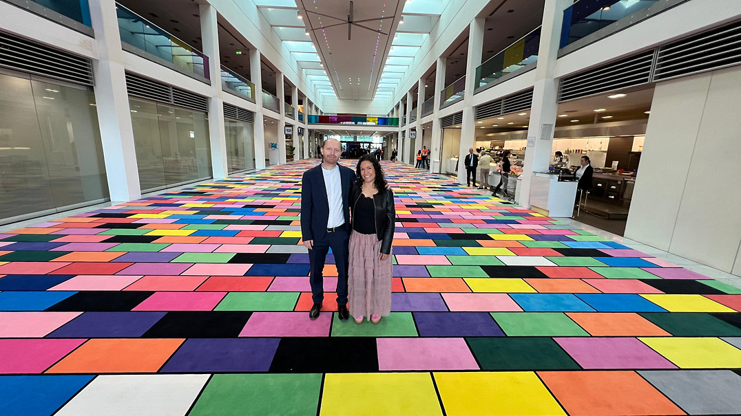 Afgelopen weekend was op ArtVerona het bijzondere project ‘Rainbow Brick Road’ te zien dat Object Carpet mede realiseerde. Op de foto Stefano Raimondi, Artistic Director ArtVerona, en Yvonne Schumacher, Press Director Object Carpet. (Foto: Object Carpet). OBJECT CARPET Rainbow Brick Road 5