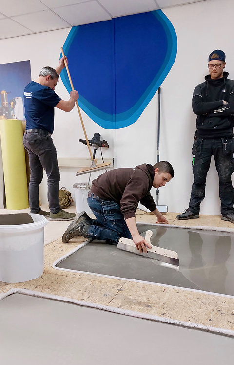 Thomas Verbeek Verbeek Vloeren egaliseert Kevin van de Putte Fixed Vloeren en klusbedrijf kijkt toe