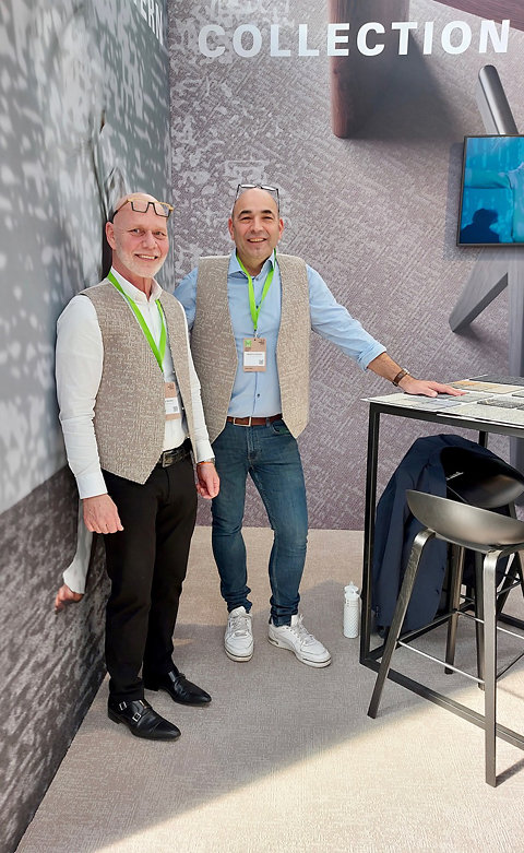 Opvallend op de stand van IVC Commercial zijn Eddy Werker en Maurice Bosch beiden gekleed in een gilet gemaakt van tapijtjpg