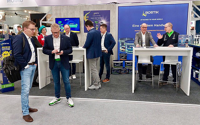 Bedrijvigheid bij Bostik in Hal 19