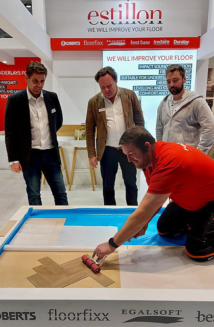 Bij Estillon met midden achter Richard Bosveld werden als vanouds op de stand presentaties gegeven