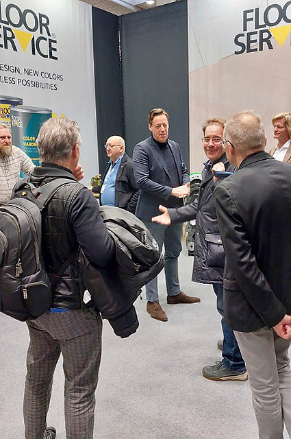 De stand van Overmat Industries was goed gevuld met Jeroen van Oversteeg als middelpunt