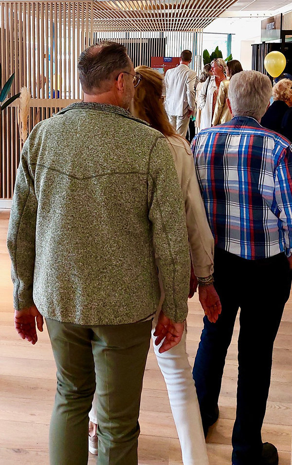 De bezoekers nemen een kijkje in de ruimtelijk opgezette vernieuwde showroom