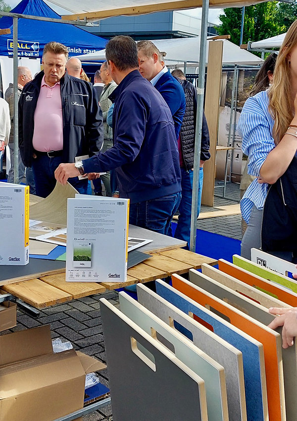 Gerard Pieket van Parketzorg links neem t een kijkje bij leverancier Gerflor