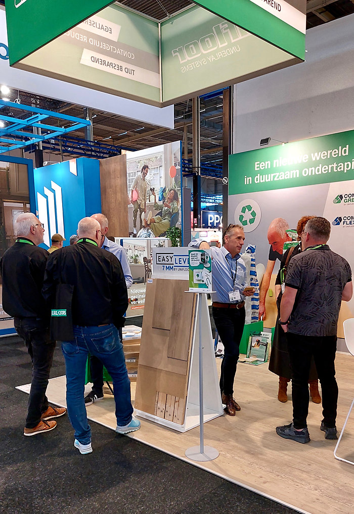 Veel bedrijvigheid bij Unifloor met in het midden Frank Bossers