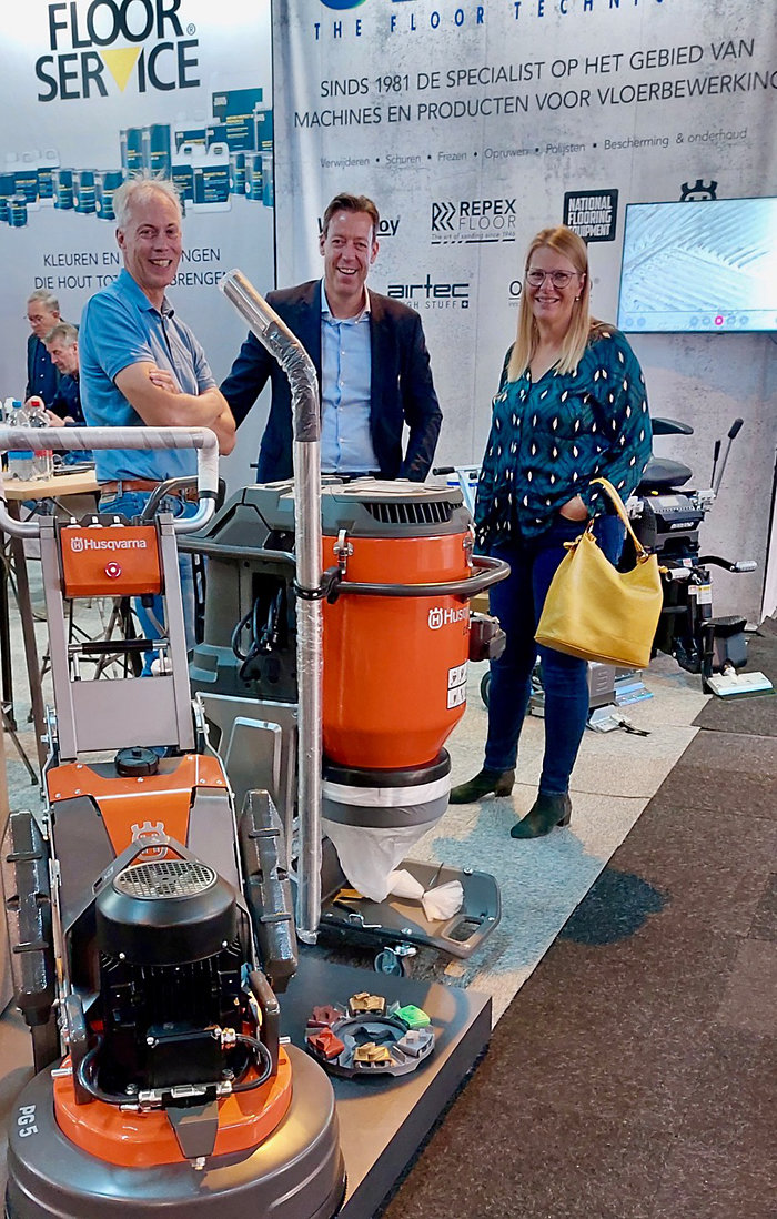 De kwantiteit viel dit jaar wat tegen maar de kwaliteit van de beurs was goed stelde Jeroen van Oversteeg hier op foto met links van hem Gerben Lieverdink en rechts Janke Papa