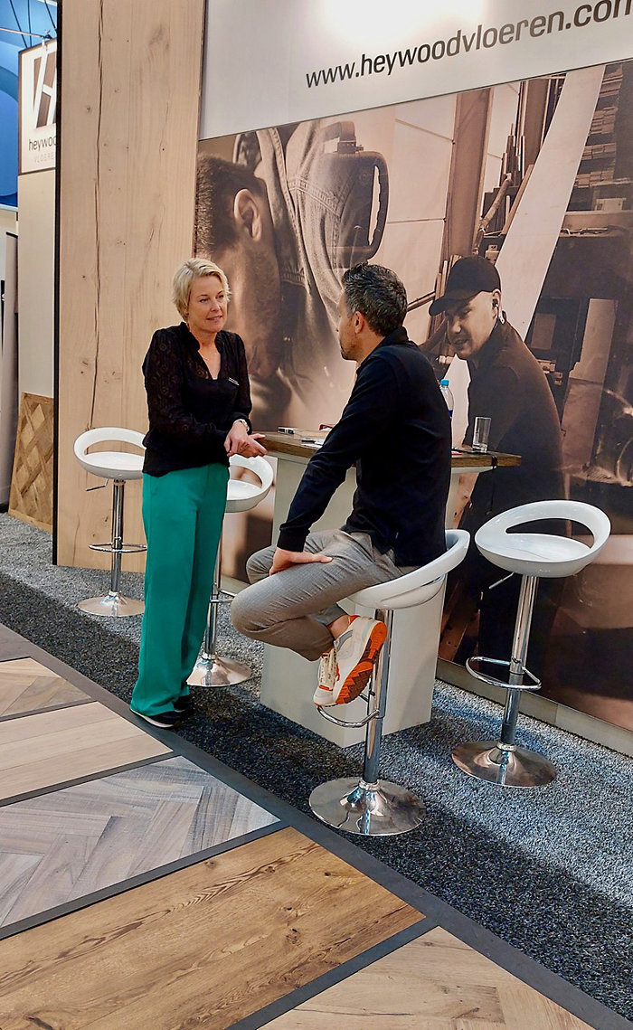 Sandra Steenbeek in gesprek op de sfeervolle stand van Heywood