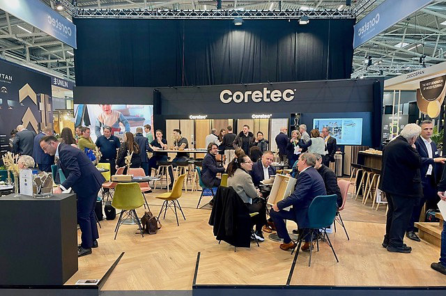 Drukte bij Coretec op de eerste dag van BAU alwaar Jan Dossche derde van rechts president Coretec bezoekers te woord staat en uitleg geeft