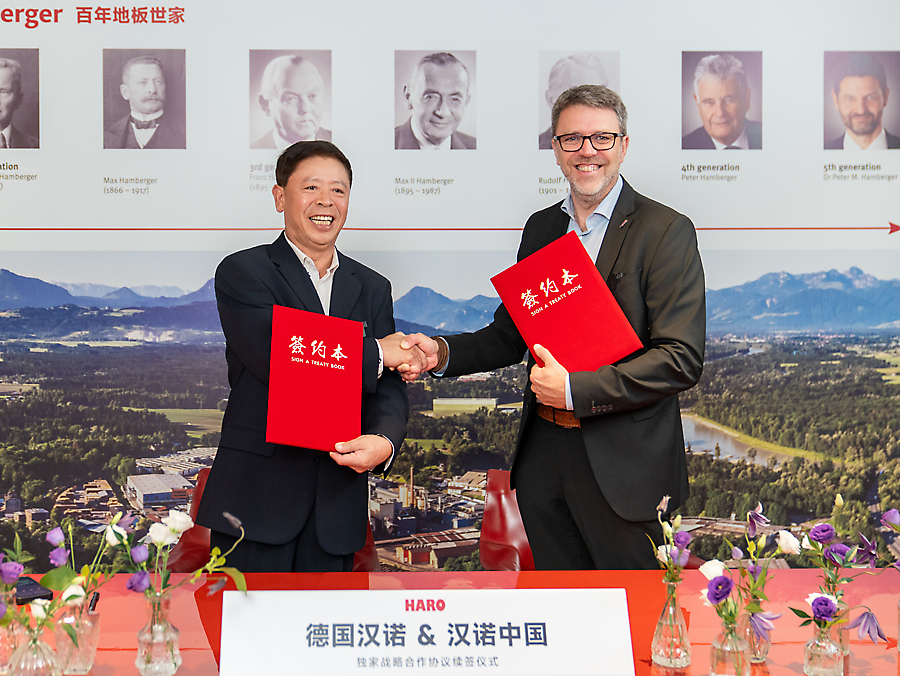 Managing Director Gerold Schmidt (rechts) verzegelt een verlenging van tien jaar met HARO’s lokale partner in China. 2026 07 HARO Unterzeichnungszeremonie Gerold SchmidtQian Zhenfeng
