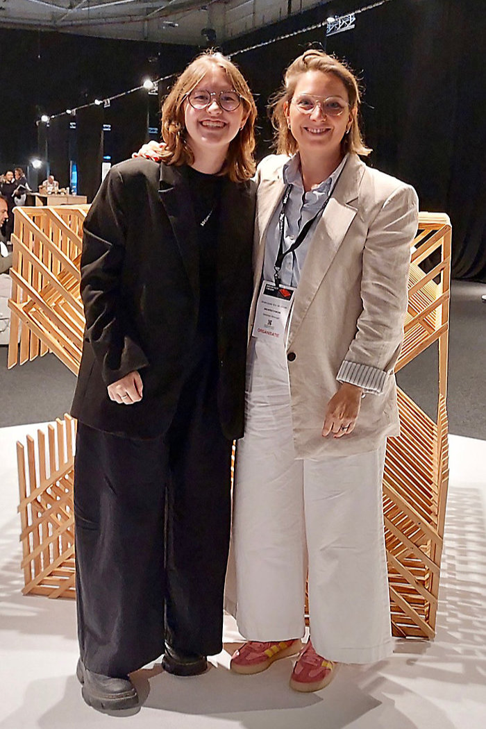 Isabeau Riquière, Project Assistant(links) en Anne-Laure van Ginste, Exhibition Manager