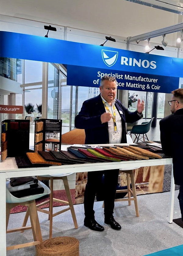 Bart Nietsch legt uit op de stand van Rinosjpg