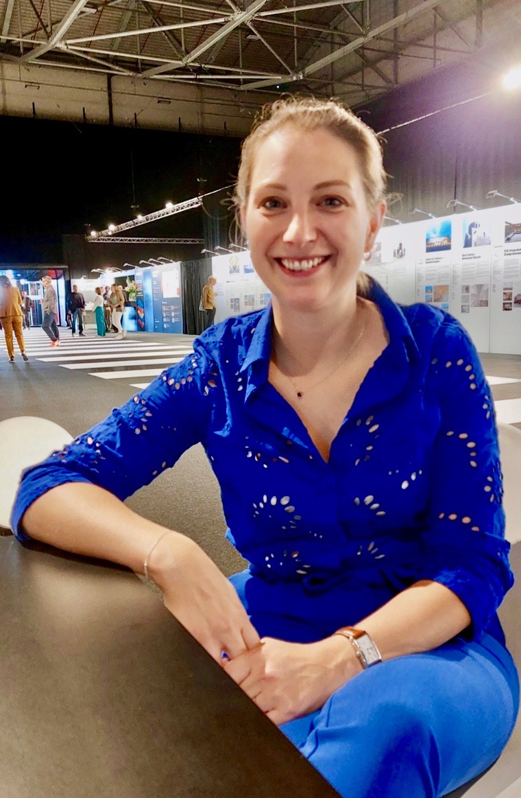Beursmanager Anne-Laure Van de Ginste tijdens de jubileumeditie in 2024: “De bezoeker apprecieert het concept en waardeert de uitstraling, orde en de structuur van het event.” Beursmanager Anne Laure Van de Ginste