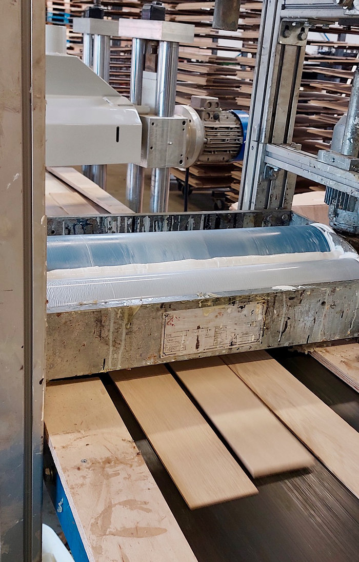 Het aanbrengen van de lijmlaag. Het aanbrengen van de lijmlaag