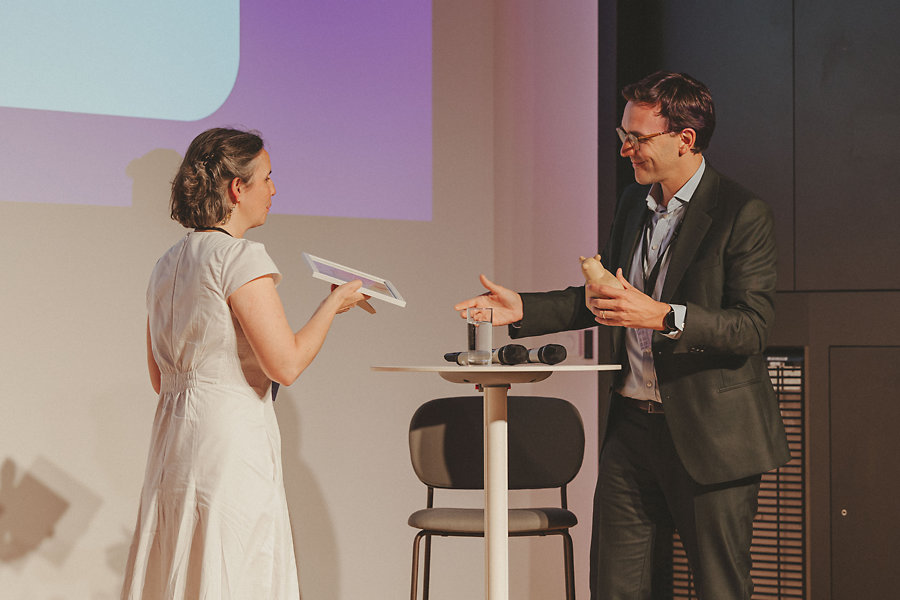 Bert Vandenkendelaere nam de prijs in ontvangst tijdens de uitreiking van de Trophées RSE de l'Ameublement Français, Unilin Bert Vandenkendelaere nam de prijs in ontvangst