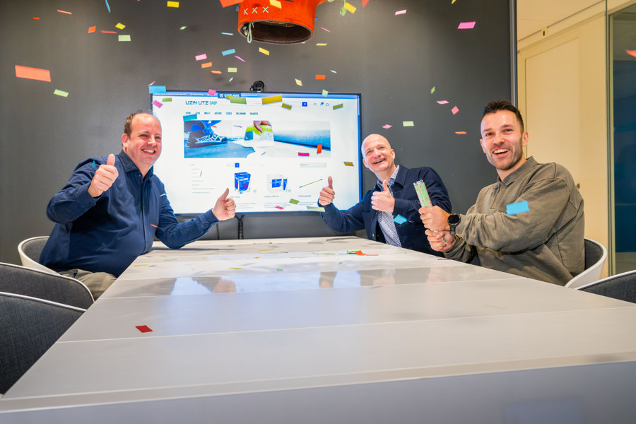 Rick Tijert, Joost Pieper en Sander Noordink vieren de recordomzet van de webshop. Viering webshopomzet