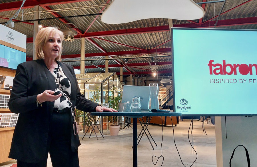 Yvonne Brok geeft een presentatie van KugelgarnÂ de duurzame en innovatieve vloeroplossing van Fabromontjpg