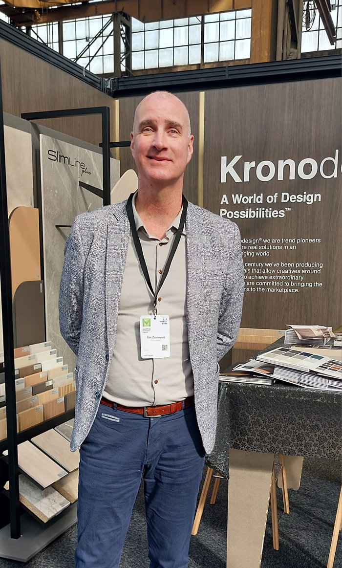 Bas Zonneveld presenteert houten panelen van Kronospan. Bas Zonneveld presenteert houten panelen van Kronospan