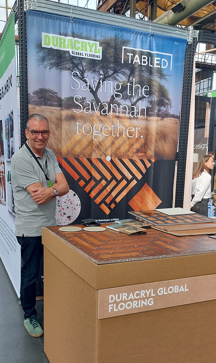 Op de stand van Duracyl Flooring staat CEO Jeroen van den Berg. Op de stand van Duracyl Flooring staat CEO Jeroen van den Berg